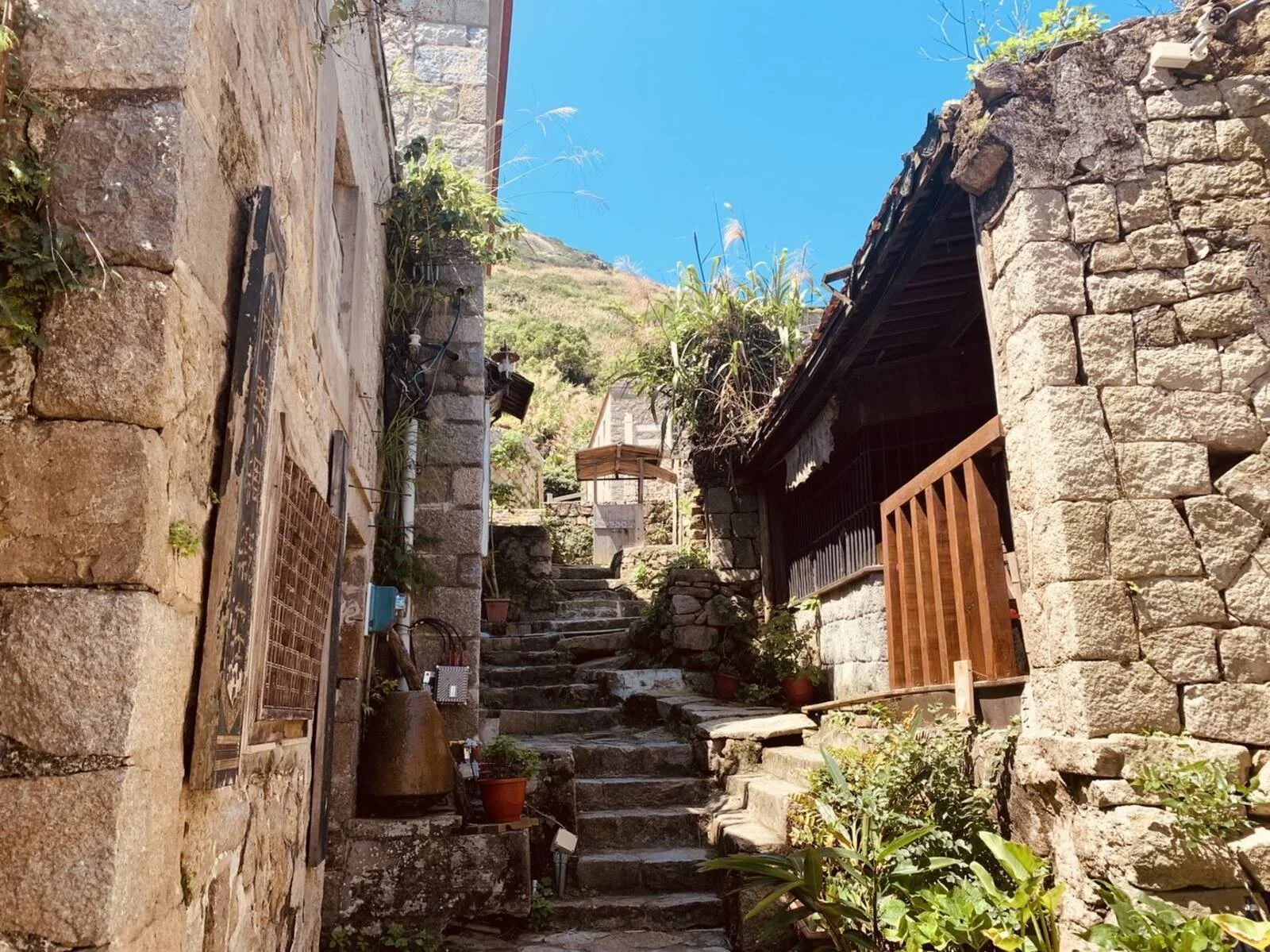 芹壁聚落的石階與石屋巷弄
